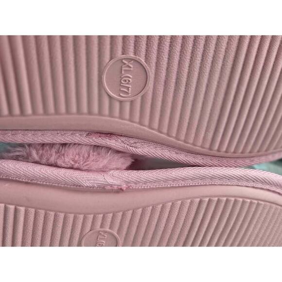 BRAND NEW WITH TAGS Girls Metallic Pink Faux Fur Slippers – Cozy Indoor Shoes - Picture 3 of 4